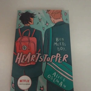 Heartstopper Volume 1 - En charmig och färgstark tecknad bok om två killar som möts, blir vänner och förälskar sig. Perfekt för dig som gillar berättelser om vänskap, kärlek och att hitta sig själv. Inspirerad av Netflix-serien och passar unga vuxna som vill ha något både sött och äkta.