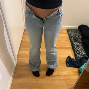 Ljusblåa jeans från Gina - Ljusblåa utsvängda jeans från Gina tricot, inte super använda men defekt syns på bild 3. 