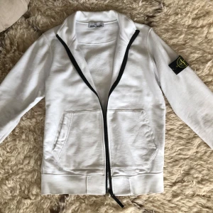 Stone Island tröja - Vit Stone island tröja i storlek S, knappast använd och det märks inga defekter. Hör gärna av er för mer frågor!
