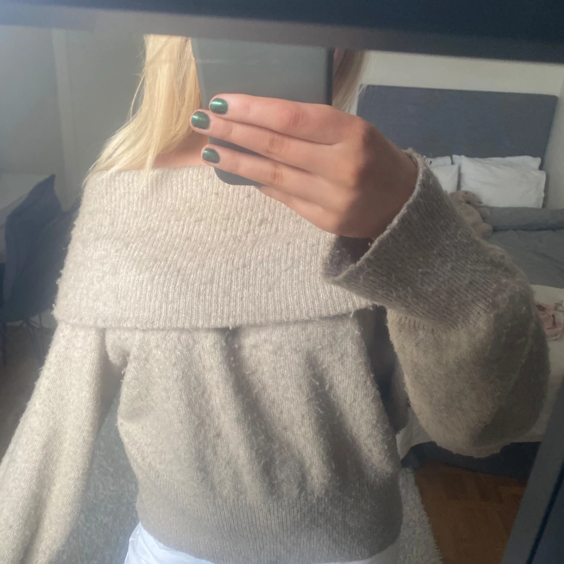 Beige offshoulder stickad tröja - 1