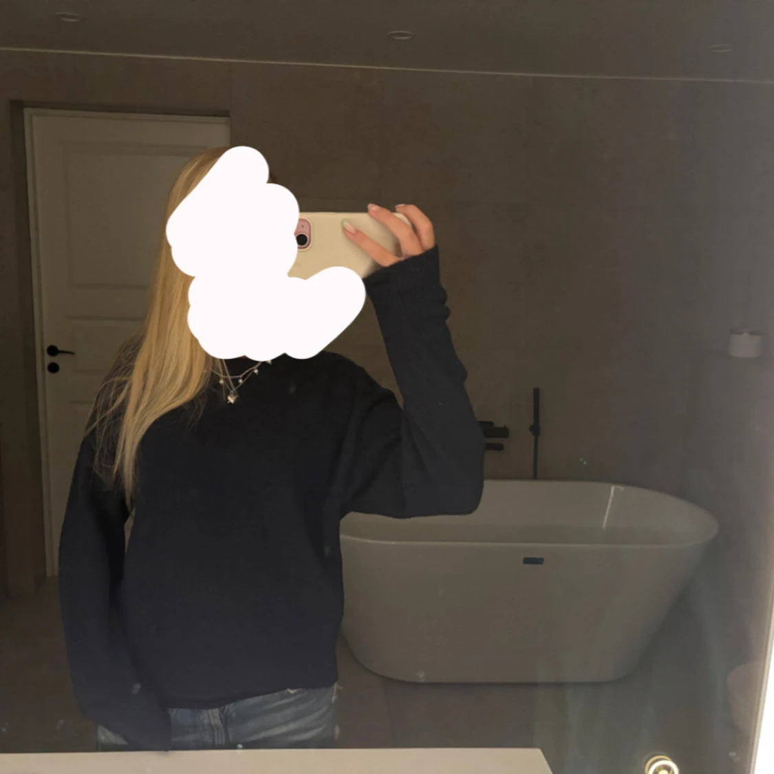 Mörkblå stickad tröja