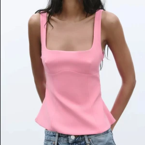 Rosa zara topp med rosett och öppen rygg - Helt i nyskick i strl M! Den passar både M och S då jag skulle säga att den är liten i storleken🩷 Supersöt rosa topp med breda axelband, fyrkantig urringning och figurnära passform. Baksidan har en djup öppen rygg och en stor rosett som ger en extra touch. Perfekt att styla med jeans för en trendig look.
