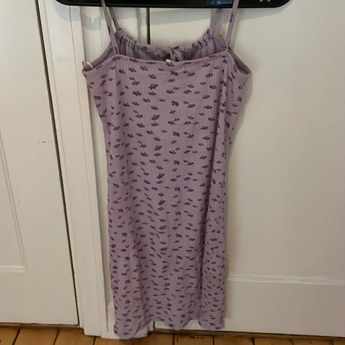 Ljuslila blommig klänning Stories XS - 1