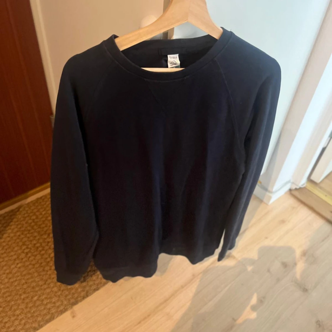 Mörkblå sweatshirt från Clique