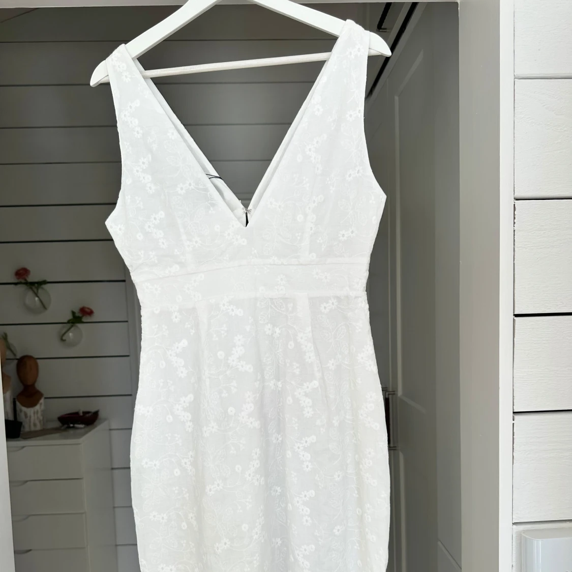 Vit långklänning med blommigt mönster från Adoore - 2