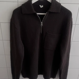 ARKET – 100% Ull Mörkbrun Stickad Tröja - XS. Stor i storleken, passar snarare S och M. Måtten är 55 cm i bredd och 64 cm i längd