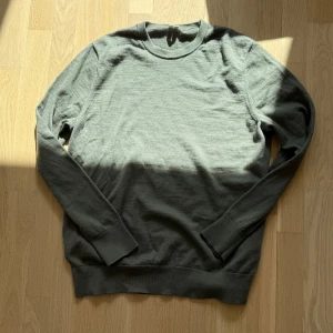 ARKET merinoull tröja - Säljer en enkel och stilren grön stickad merinoull från Arket tröja i storlek L. Tröjan har rund hals och långa ärmar med breda muddar vid ärmslut och nederkant. Perfekt för dig som gillar en clean look och vill ha något mjukt och bekvämt till hösten eller vintern. Sparsamt anständigt och säljer då den blivit för liten, skulle säga att den passar M/L. Nypris ca 900kr. Hör gärna av dig vid minsta fundering. Pris kan diskuteras vi smidig affär 🤩