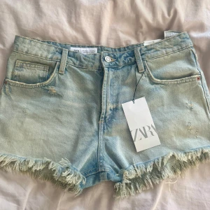 Lågmidjade jeansshorts från Zara - Snygga ljusblå jeansshorts från Zara i lågmidjad modell. De är helt nya med prislappen kvar. Säljs inte på hemsidan längre.