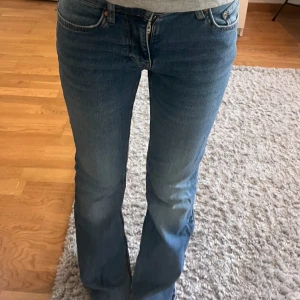 Blå bootcut jeans från Gina Tricot  - Snygga jeans från Gina tricot. 