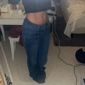 Blå bootcut jeans med låg midja - Säljer ett par blå jeans med låg midja och bootcut💗Då dom ej kommer till användning 💗😇
