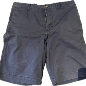 Ralph Lauren chinos shorts  - Snygga och klassiska chinosshorts från Ralph Lauren – perfekt för sommaren eller en stilren vardagslook. Tillverkade i högkvalitativ bomull med avslappnad passform och subtil logga broderad ovanför fickan. Lika snygga med en piké som med en enkel t-shirt! Fräscha, bekväma och redo att användas direkt!