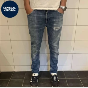 Dondup george Jeans  - Säljer dessa riktigt snygga Dondup george Jeans med sjukt snygga slitningar. Storlek W33 och moddelen på bilderna är 180cm lång och väger 65kg. Riktigt bra skick utan defekter. Tveka inte på att höra av dig om du vill ha fler bilder eller har en fråga!
