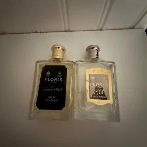Floris London parfym(2st) - Två exklusiva parfymer från Floris London: 'Spencer Hart Palm Springs' med svart etikett och guldfärgad kork samt '188 Eau de Parfum' med guldig etikett och silverfärgad kork. Båda flaskorna är rektangulära i genomskinligt glas och har en lyxig känsla.( pris kan diskuteras de kostar runt 2100 i nypris men pris kan diskuteras)