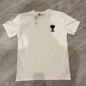 Ami tröja  - AMI Paris Tröja – Vit 👕 Storlek: M ✨ Skick: 10/10 – som ny 🤍 Färg: Vit 💎 Märke: AMI Paris – fransk minimalism och stil 📍 Perfekt vardagslyx med en stilren och modern silhuett.         