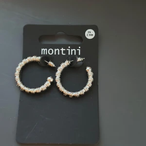 Silvriga creoler från Montini - skickar samma dag eller dagen efter🙌🏼Snygga silvriga creolörhängen från Montini med coolt texturerad yta och små detaljer längs hela ringen. Perfekta för att lyfta vilken outfit som helst med lite extra bling.