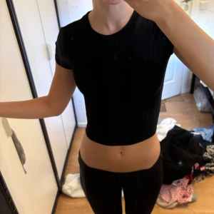 Svart croppad t-shirt - En enkel och stilren svart croppad t-shirt ifrån H&M i storlek xs. (Pris kan diskuteras 😊💕) 