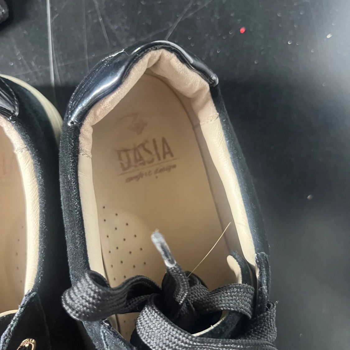 Svarta sneakers i mocka från Dasia - 2