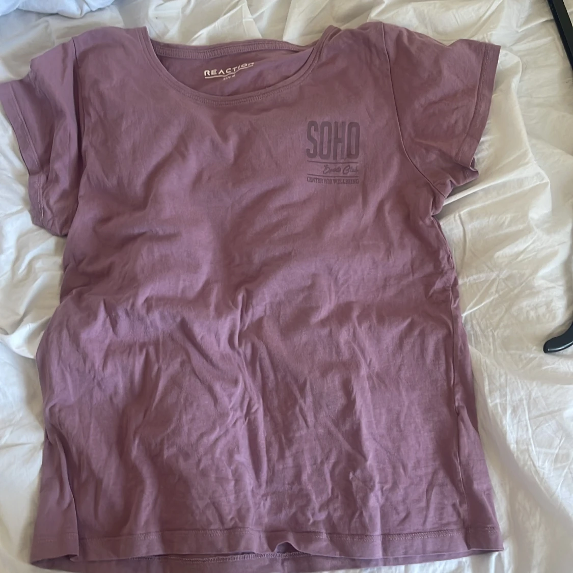 Ljuslila t-shirt från Reaction M