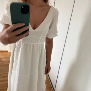 Långklänning Vit  - Undertyg under som gör att den inte är genomskinlig! 