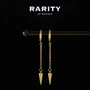 Quinn Earring - Gold: Guldiga kedjeörhängen med nitar - Snygga och unika örhängen i guld från Rarity of Sweden med hängande kedjor och spetsiga konformade detaljer. Perfekt för dig som gillar statement-smycken med modern vibe. Örhängena har en minimalistisk design och ger en cool touch till din stil.