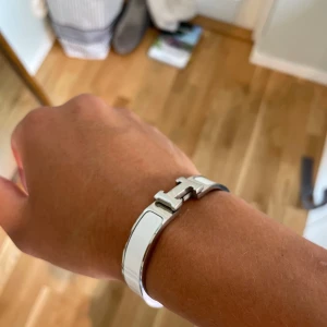 Hermès armband - Säljer ett stilrent Hermès armband.Tror tyvärr det är en 1::1. Skriv innan du köper!!!😊