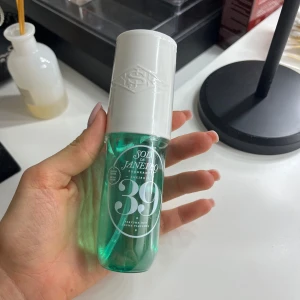 Sol de Janeiro Cheirosa 39 Parfymmist - Fräsch parfymmist från Sol de Janeiro i doften Cheirosa 39. Flaskan är genomskinlig med turkosgrön vätska och har ett stilrent vitt lock med präglad logga. Perfekt storlek att ha med i väskan och ger en tropisk vibe.