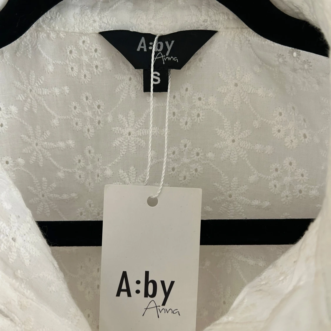 Vit broderad skjorta från A:by Anna - 1