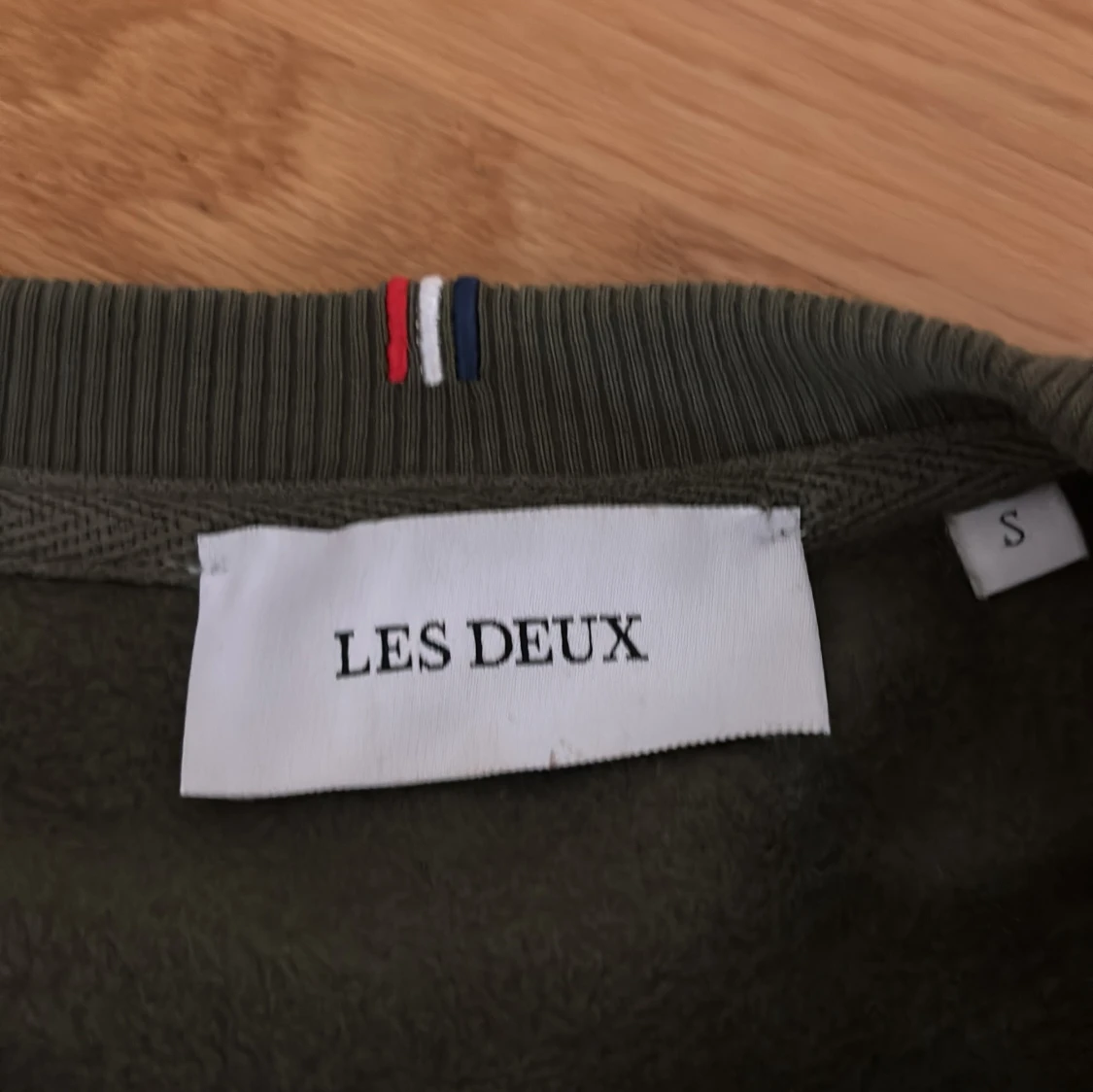 Olivgrön sweatshirt från Les Deux - 2