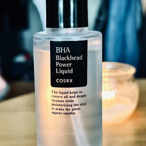 COSRX BHA Blackhead Power Liquid! - COSRX BHA Blackhead Power Liquid är en lösning som hjälperr till att ta bort olja från huden och rengör på djupet och hjälper samtidigt till att återfukta huden för att få porerna att se mindre ut. 100 ml. Oanvänd.