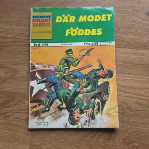Där modet föddes - Soldatserien nr 8 år 1978 - Spännande serietidning från 1978 med dramatiska krigsscener och hjältedåd. Perfekt för dig som gillar action, historia och coola tecknade berättelser. Fylld med intensiva strider och modiga karaktärer – ett måste för unga äventyrare!