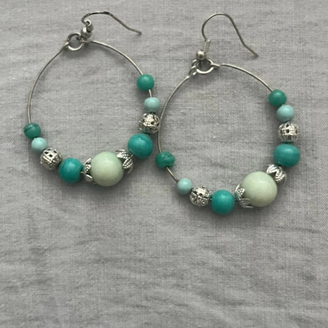 Stora örhängen med turkosa pärlor