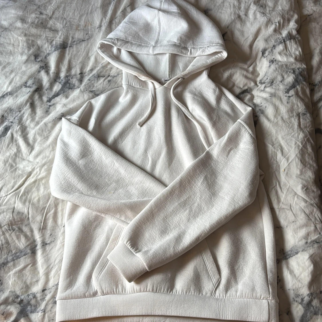 Vit hoodie från MNG med huva