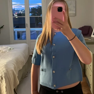 Blå tröja med silver knappar - Snygg blå tröja med korta ärmar och silver knappar