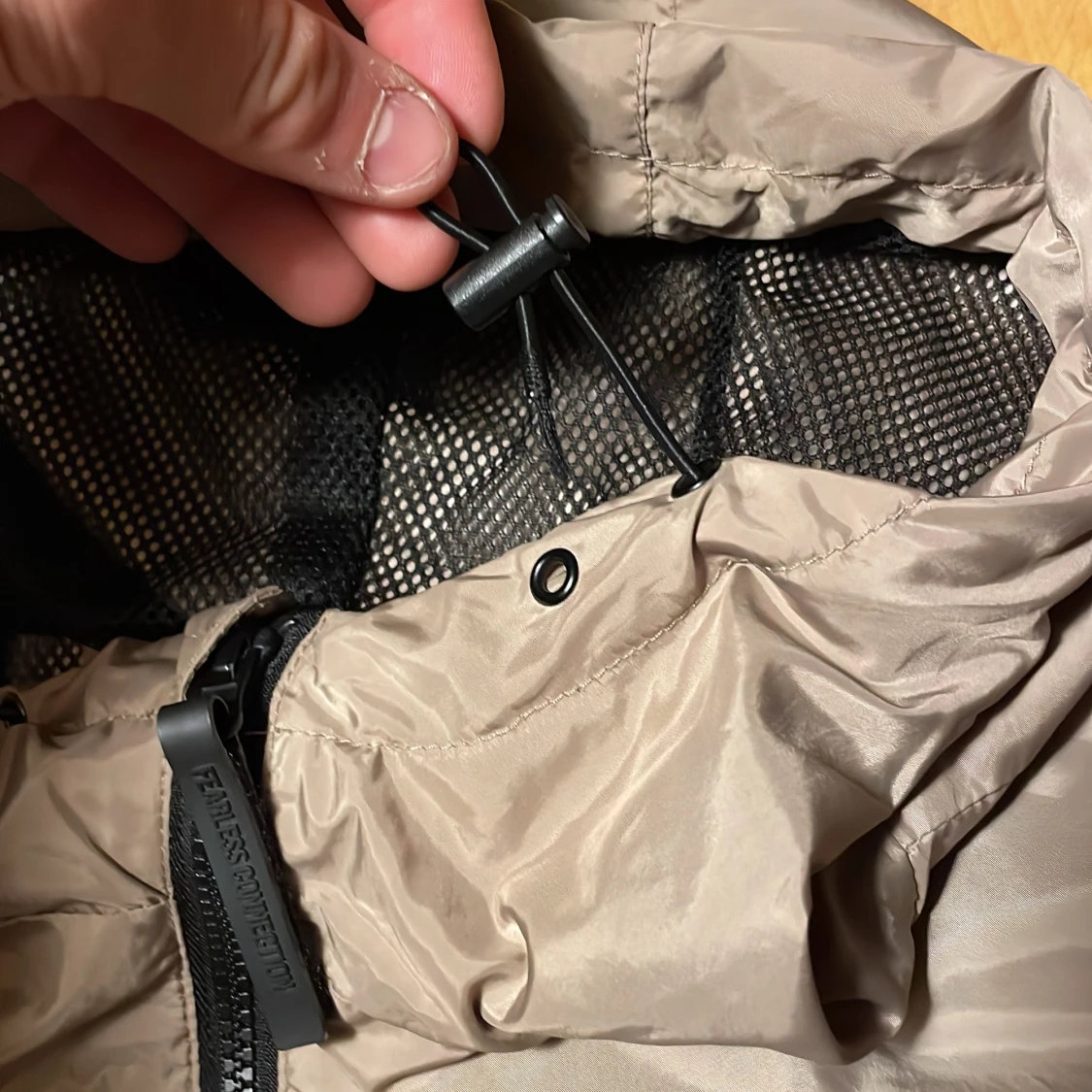 Beige och svart vindjacka med huva - 2