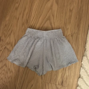 Ljusgrå luftiga bomullsshorts - Superbekväma ljusgrå shorts i mjuk, krinklad bomull med elastisk midja. De har en loose fit och är perfekta för varma dagar. Snyggt avslappnad look och riktigt sköna att ha på sig hela sommaren.