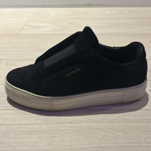 Axel arigato skor - Har haft dessa skor i 6 månader och de har blivit för små för mig. Du kommer att få med Axel arigato paket med 