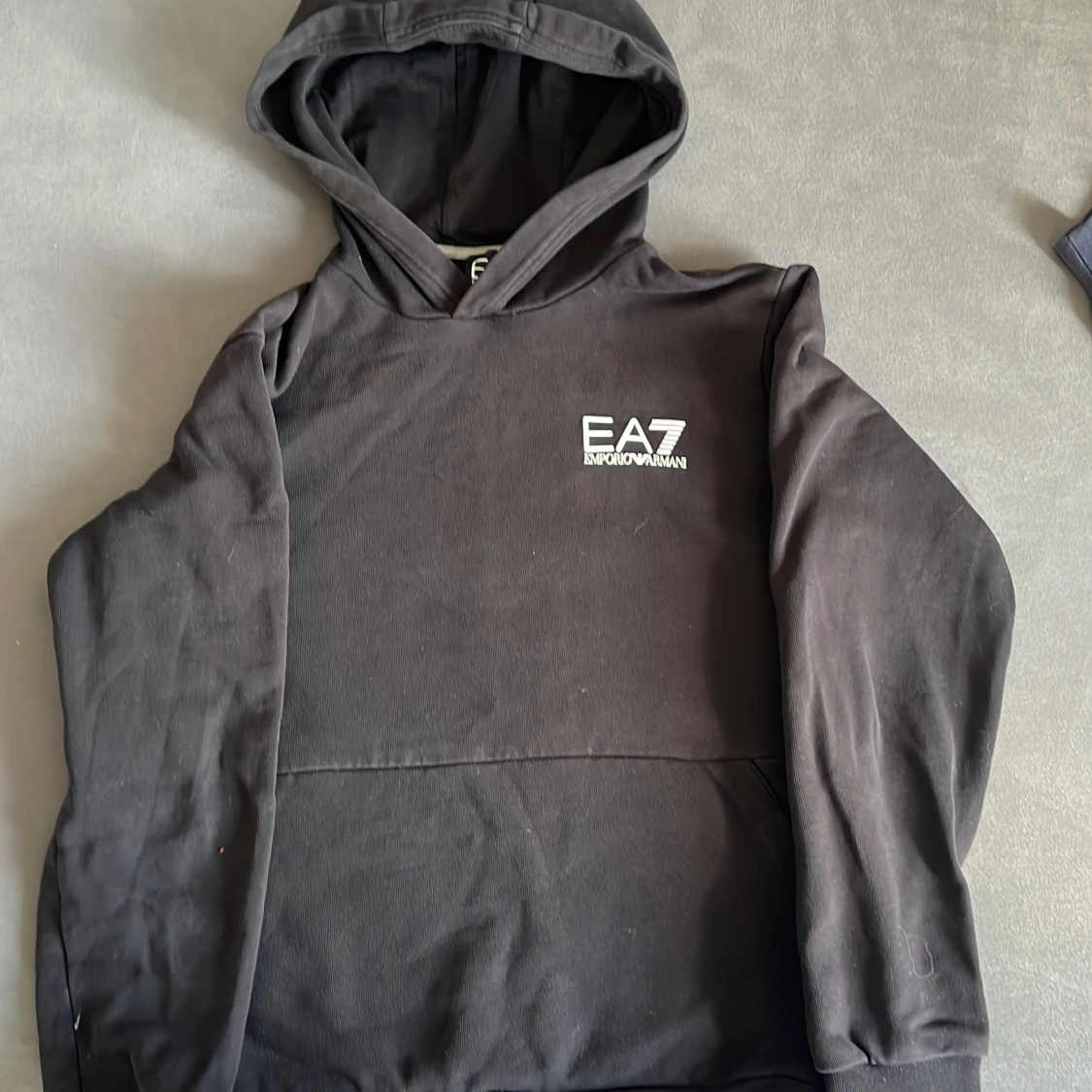 Svart EA7 hoodie med logga - 1