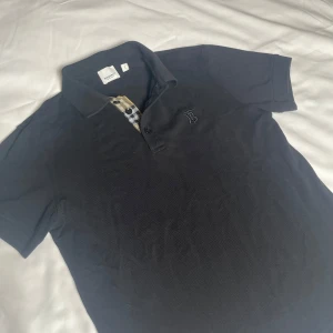 Svart burberry pike - Säljer en burberry pike då piken är väldigt ny, den har ej några hål eller fläckar. Kom gärna privat för mer information angående piken eller bilder😊pris kan förhandlas vid snabb affär 