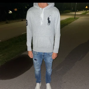 Ralph lauren hoodie  - Säljer denna unika Ralph lauren hoodien i färgen grå, storlek S. Bra skick och inga märkvärdiga defekter. Pris kan diskuteras såklart .