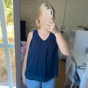 Linne - Superfint mörkblått linne. Lapparna saknas men det är en S, gott skick.