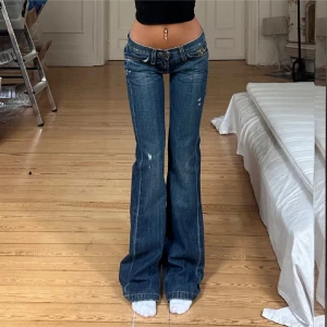 Lågmidjade bootcut jeans blå - LÅNADE BILDER!! Säljer ett par blå jeans med låg midja och bootcut passform. De är w29 med midjan 39cm och innerbana längden 88cm. Jag har S på allt men dessa var för små för mig 💕