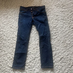 Nudie jeans Grim Tim Dry true navy  - Säljer mina nudie jeans, grim tim-indigo myth. Nypris 1600