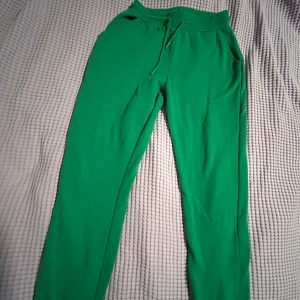 Gröna mjukisbyxor - Snygga gröna mjukisbyxor med dragsko i midjan och fickor på sidorna. Perfekta för chill dagar eller när du vill vara bekväm men ändå se fräsch ut. Mjukt material och relaxed fit.