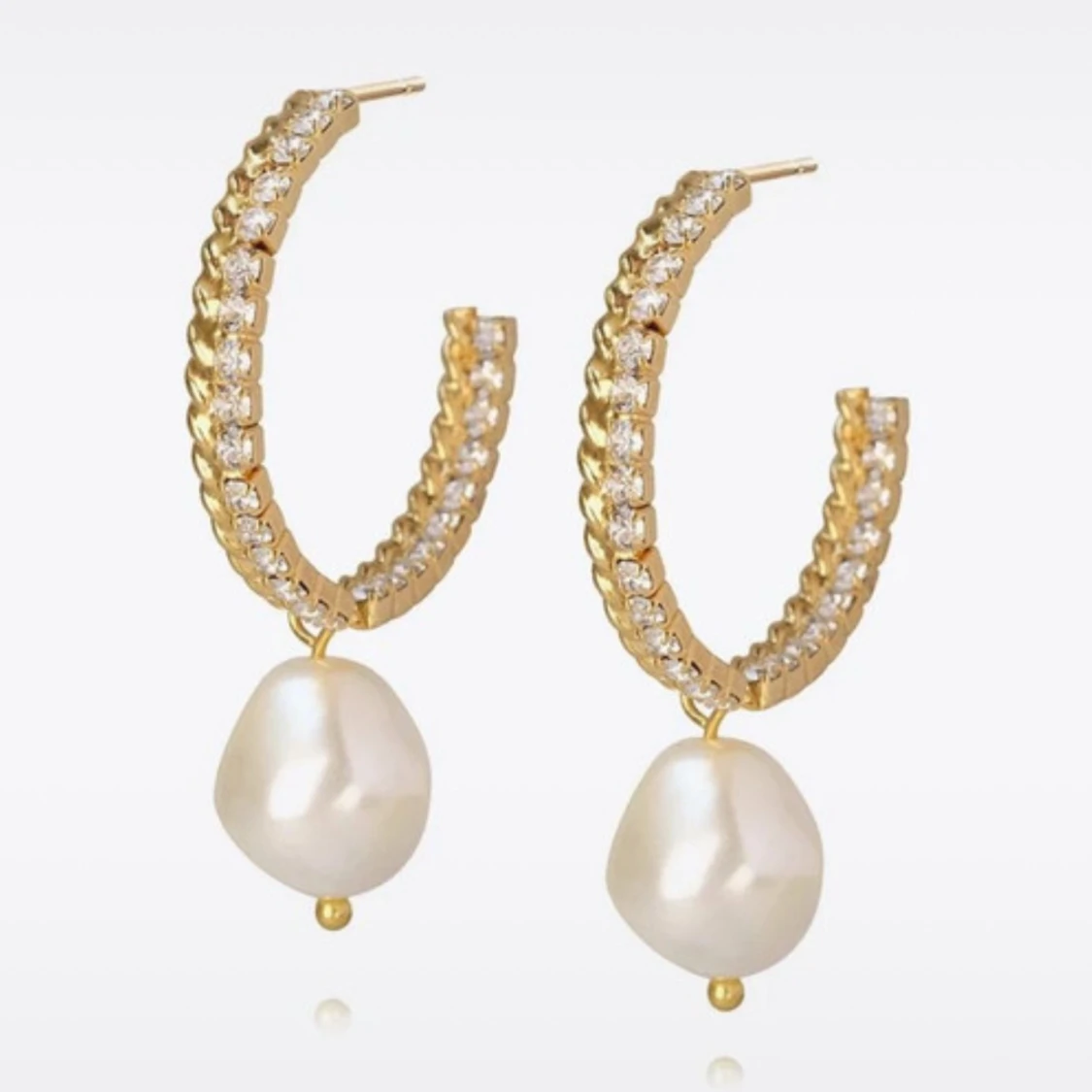 Caroline Svedbom – Kaia Pearl Earring