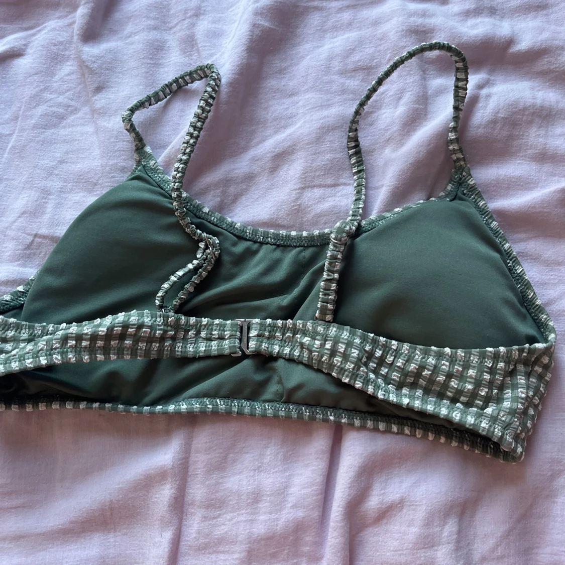 Grön rutig bikiniöverdel med spänne - 1