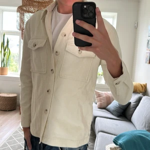 Overshirt vit  - Över fet perfekt till de kylliga sommarkvällarna inga defekter, skriv vid funderingar🙌