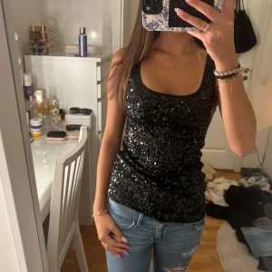 Glittrig topp - Sjukt snygg glittrig topp som inte kommer till användning, inga defekter!!🥰