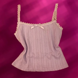 Ljuslila linne - Sött ljust lila linne med liten rosett fram! Xs / S