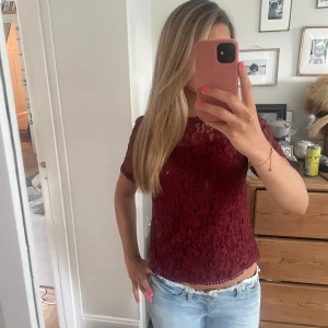 Vinröd spetsblus med kort ärm - Vinröd blus i spets med korta ärmar, perfekt för alla årstider. Pris kan diskuteras 