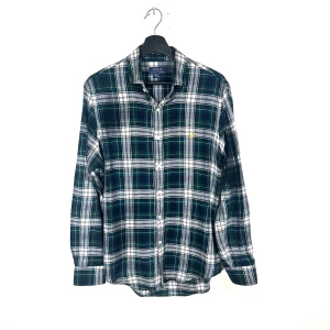 Ralph Lauren Skjorta - En Vit/Grå randig Ralph Lauren skjorta med en mörkgrön bas. Materialet på skjortan är lite stretch vilket tillåter en mer visande figur.             Axelmått: 88 cm omkrets      
